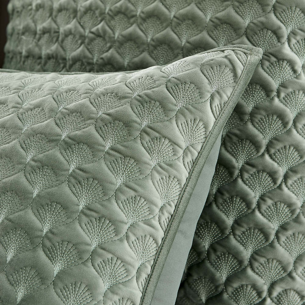 Full/Queen Quilted Velvet Seafoam Green Quilt O622347