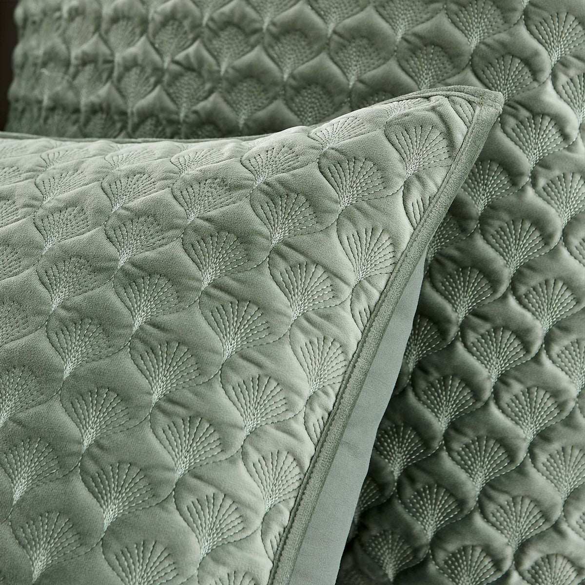 Full/Queen Quilted Velvet Seafoam Green Quilt O622347