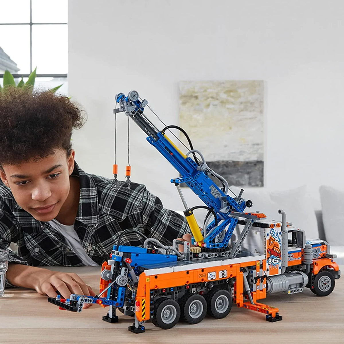 Heavy-Duty Tow Truck with Crane H241335