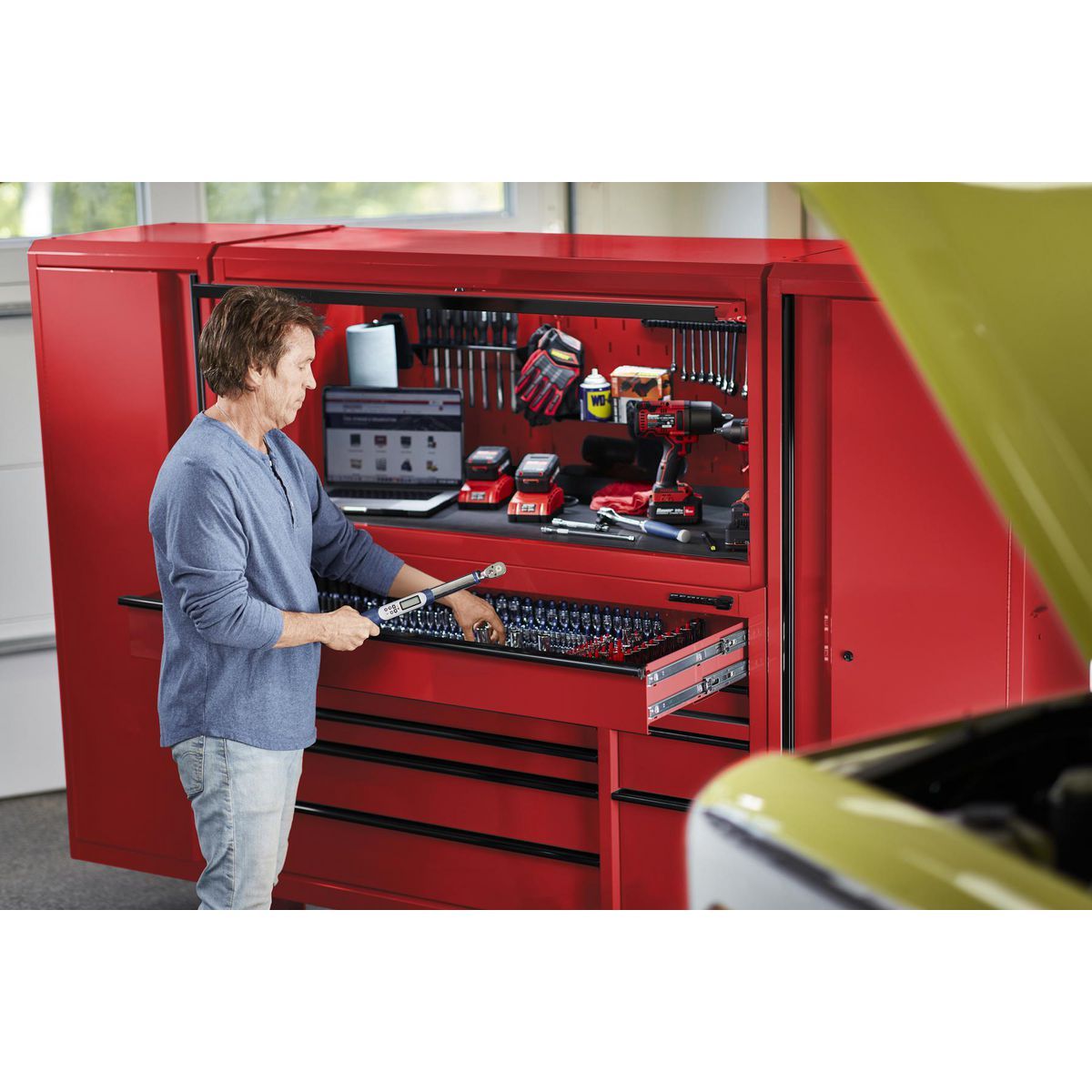 56 in. x 22 in. Red Roll Cab A91704