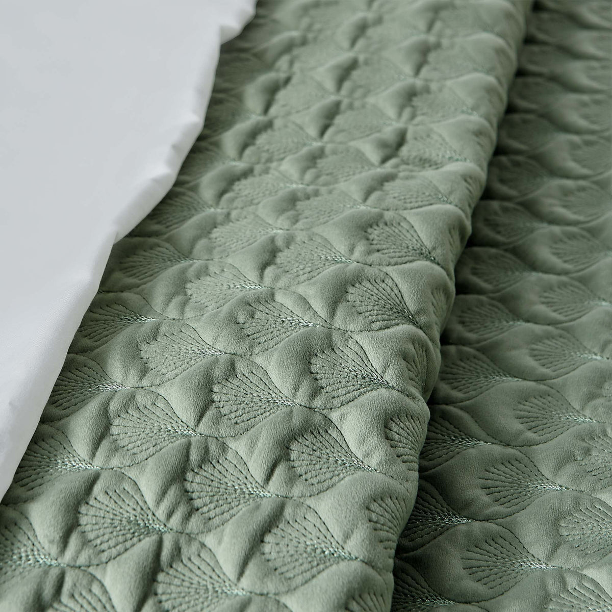 Full/Queen Quilted Velvet Seafoam Green Quilt O622347